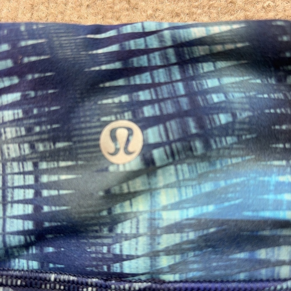 Lululemon High Rise Running Crop Leggings – Blue Abstract Print – Women’s 8 0448 - Picture 6 of 7